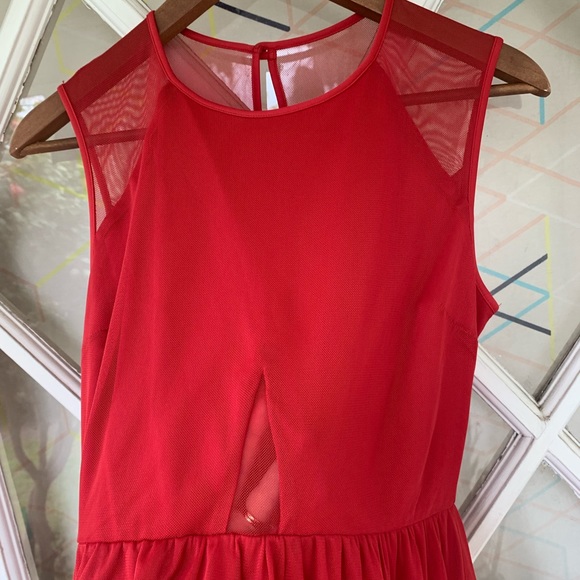 Vibrant red dress with peekaboo cutout - Picture 2 of 8